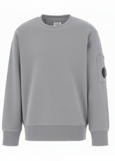 C.P. Company kids' diagonal fleece crewneck sweatshirt with iconic lens detail, ribbed texture, and reinforced cuffs and hem. Regular fit for everyday versatility. Smoke Grey