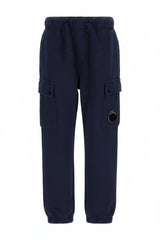 C.P. Company Kids U16 Diagonal Fleece Double Cargo Lens Sweatpants feature an adjustable drawstring waistband, practical side pockets, and signature cargo flap snap pockets with iconic Lens detailing, easticated cuffs. Black.