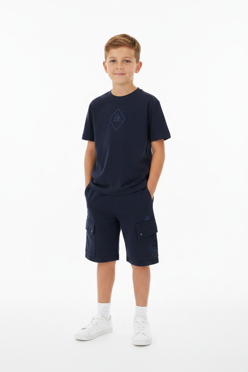 Short sleeved ribbed crewneck t-shirt wth chest applied logo patch. Shorts adjustable drawstring waistband with side pockets. Front printed logo. Cargo flap snap pockets. Regular fit. Eclipse Blue