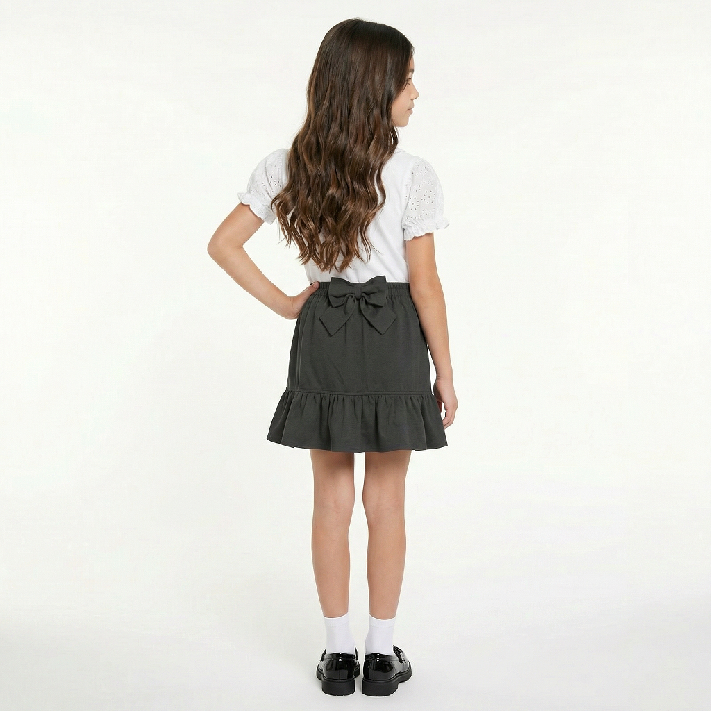 LELLI KELLY Betty Grey Skirt combine style with practical comfort. These charming skirts feature a decorative bow detail on the back and an iconic LELLI KELLY logo charm