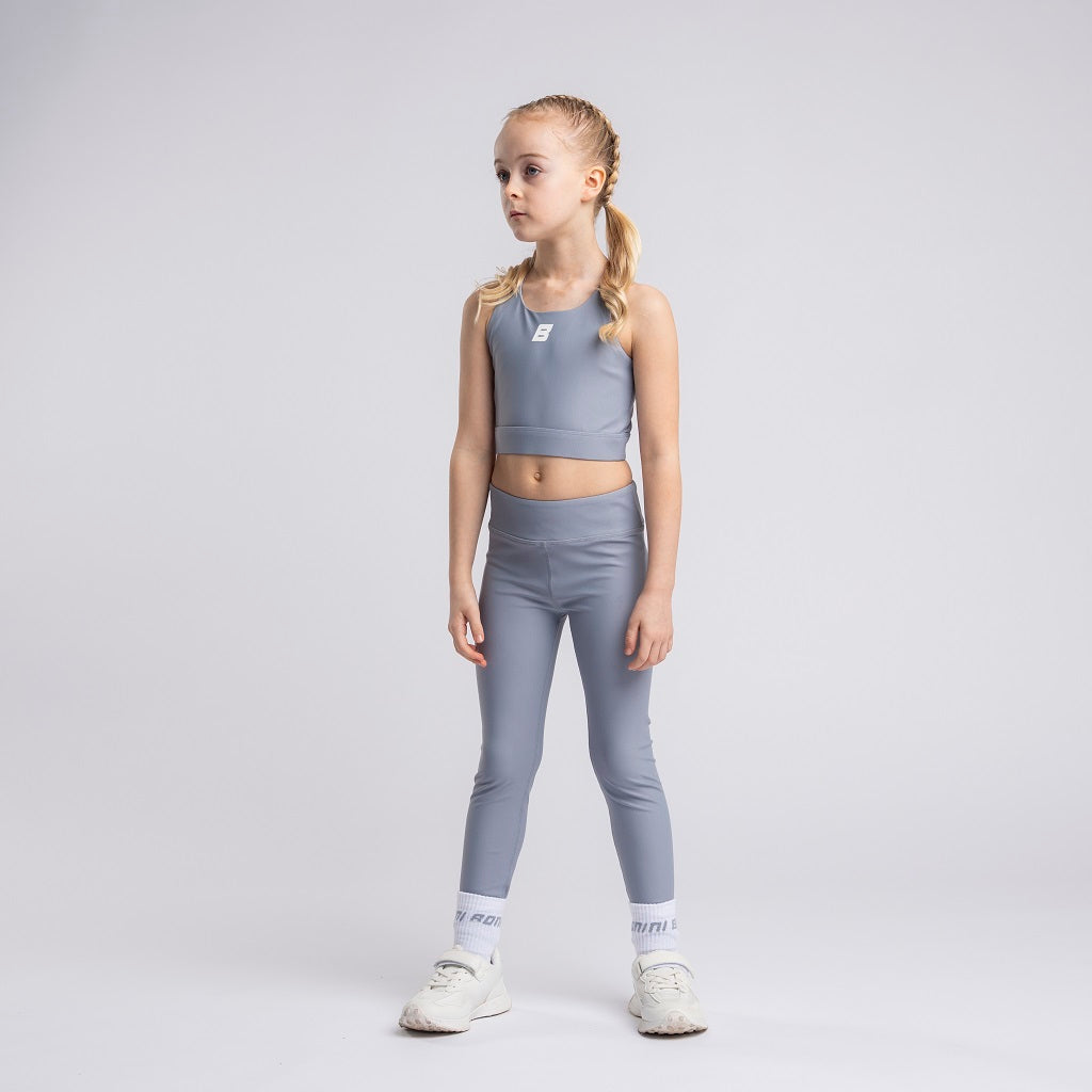 BONINI by ADee A sporty essential with a stylish edge, the Aspire Crop Top features a flattering cropped fit with statement cross-back straps. Finished with signature Bonini detailing, it’s perfect for layering or pairing with matching pieces for a coordinated look.
Grey Mist
