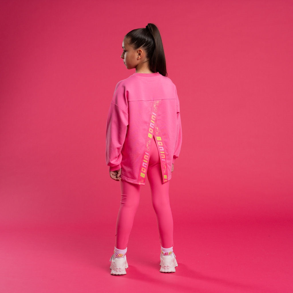The Groove sweatshirt features a stylish contrast Bonini logo artwork on the front. Finished with Bonini By A*Dee logo tape around the cuff and on the overlapping split hem at the back. Hot Pink