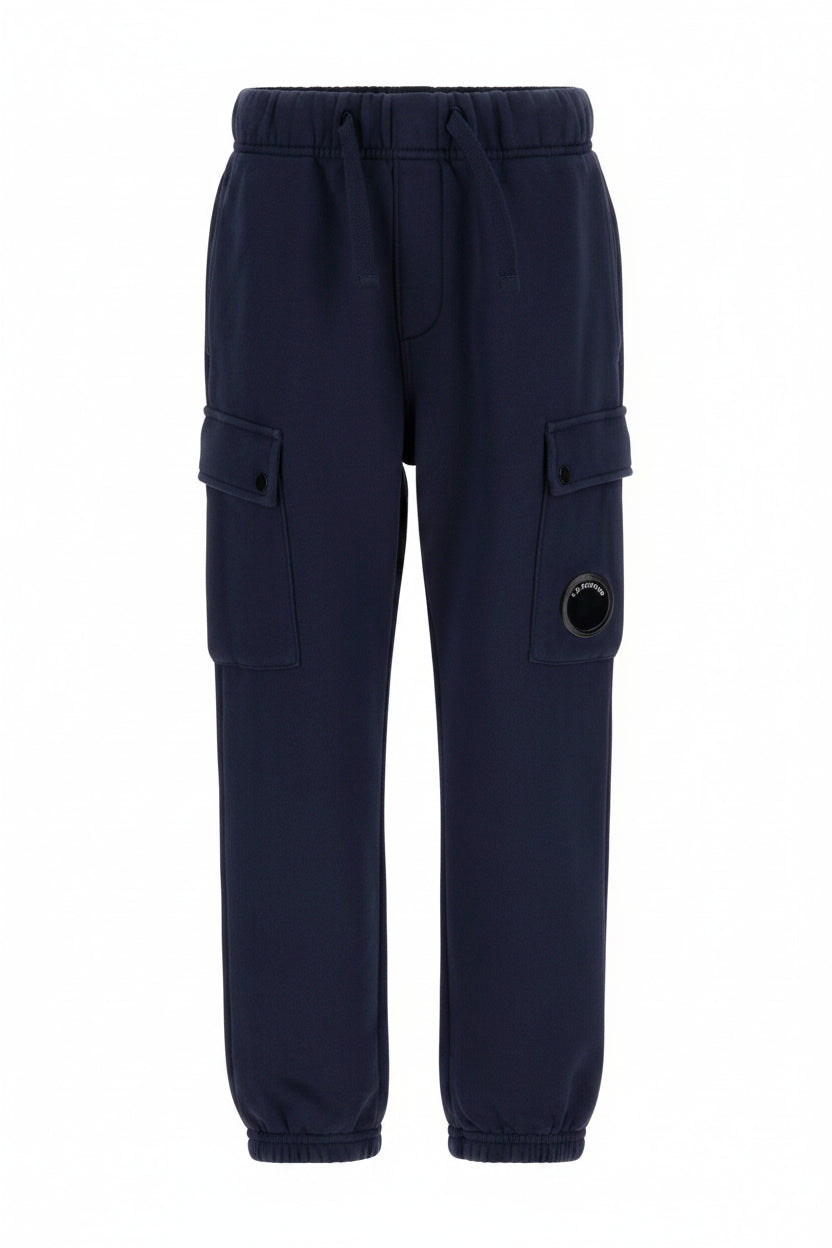 C.P. Company Kids U16 Diagonal Fleece Double Cargo Lens Sweatpants feature an adjustable drawstring waistband, practical side pockets, and signature cargo flap snap pockets with iconic Lens detailing, easticated cuffs. Black. 