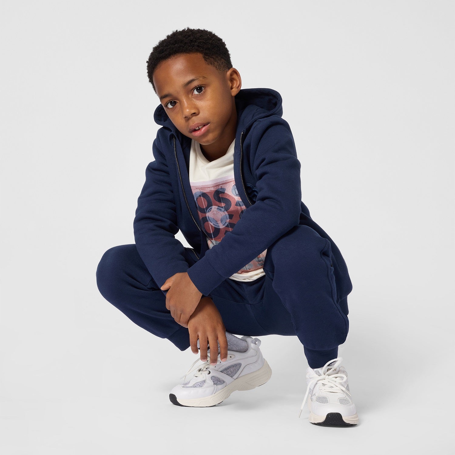 Brushed fleece hooded jogging cardigan. Zip closure. Double B fake leather badge on the chest. Brushed fleece jogging pants. Elastic waistband with drawstrings. Double B badge in faux leather. 2 side pockets. Raiser BOSS on the back. LARGE FIT. Navy