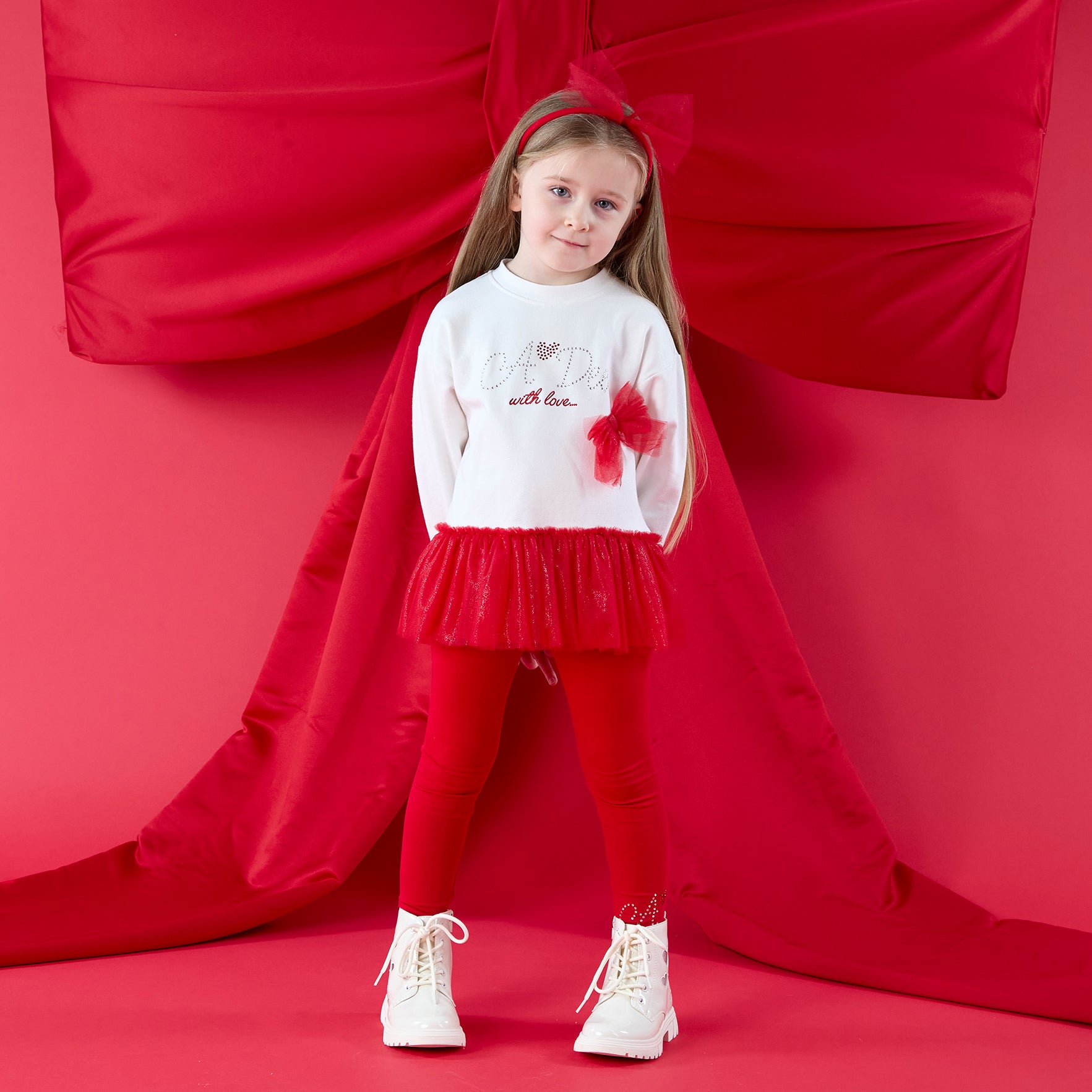 ADEE The Bonnie legging set features a long-sleeve top with a glitter print tulle hem, as well as a cute Adee artwork on the front. Paired with matching comfortable leggings. Snow White/Red