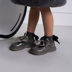 ADEE pixie ankle socks come in 3 classic colourways with a satin frill detail around the cuff, adding a touch of style to any outfit. Dark Grey