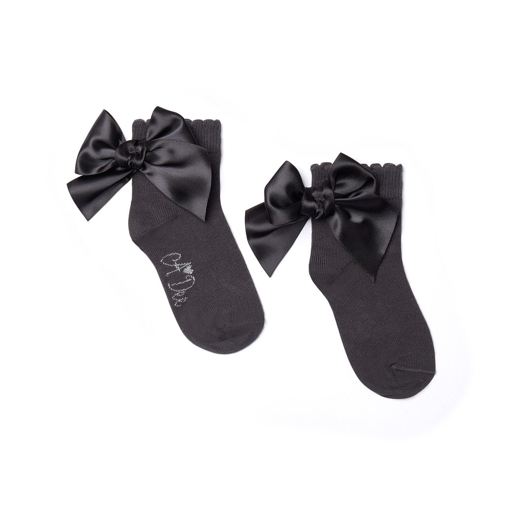 ADEE pixie ankle socks come in 3 classic colourways with a satin frill detail around the cuff, adding a touch of style to any outfit. Dark Grey